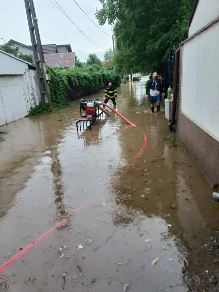 Inundații în șapte județe din țară: Persoane evacuate și zeci de străzi și curți acoperite de ape