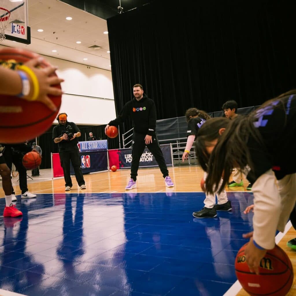 Starul din NBA Luka Dončić lansează un program global de sprijin pentru tinerii sportivi. Burse de până la 25.000 de dolari