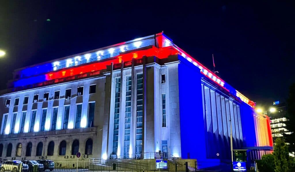 Palatul Victoria, în culorile României și SUA / Guvernul marchează 250 de ani de la Declarația de Independență a Statelor Unite