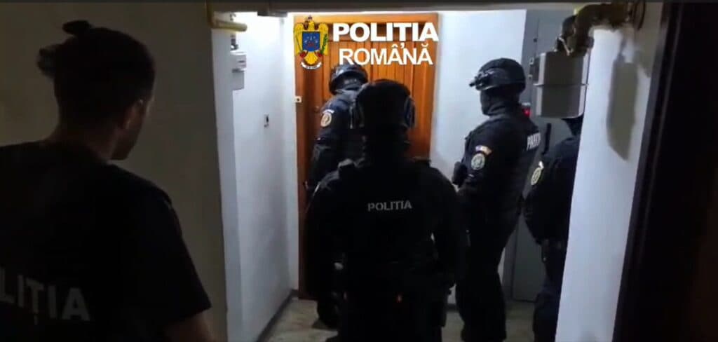 Șase tineri din Brașov, cu vârste între 16 și 22 de ani, cercetați după ce au aderat la o organizație neonazistă