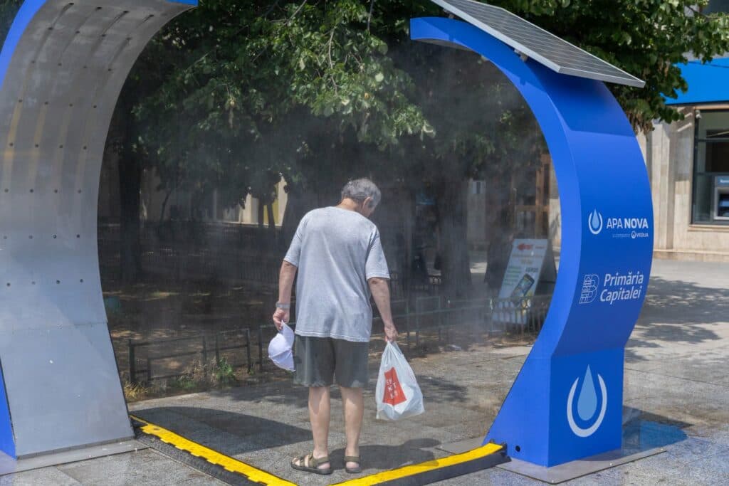 Măsuri împotriva caniculei în București. Primăria montează dușuri stradale și peste o sută de cișmele