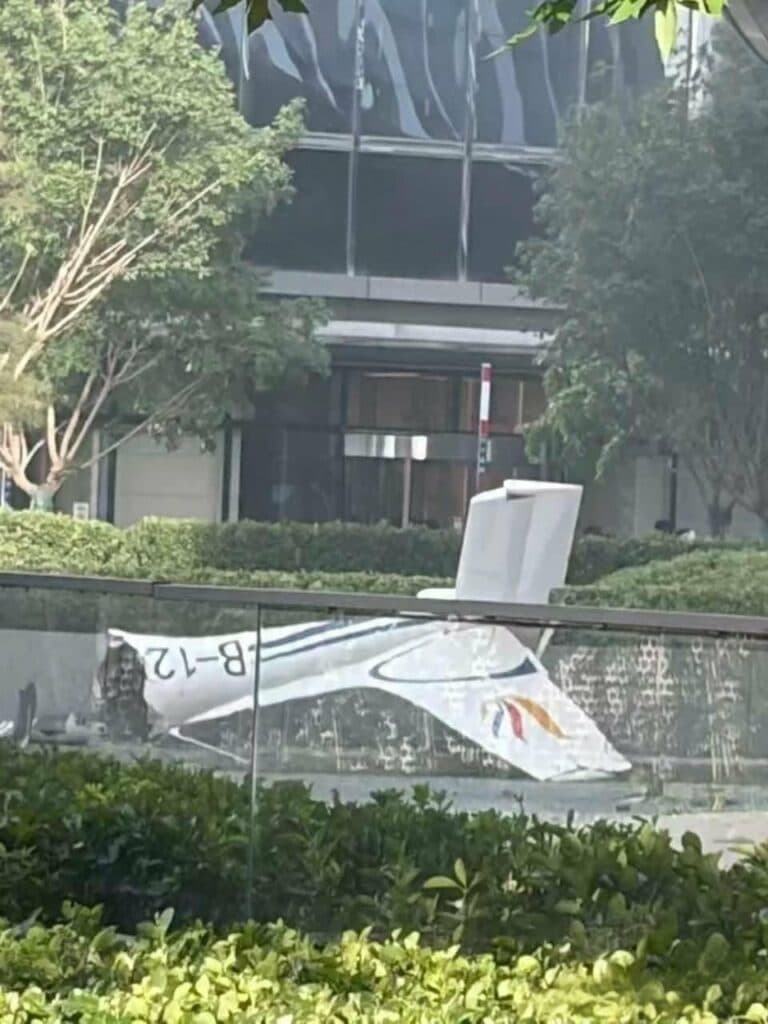 Un avion a intrat în cel mai înalt zgârie-nori din Beijing. Resturile au căzut pe trotuar