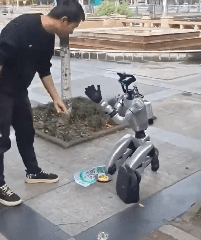 Un robot a cerșit, în genunchi, pe o stradă din China. El a spus că nu are bani pentru a-și încărca bateria
