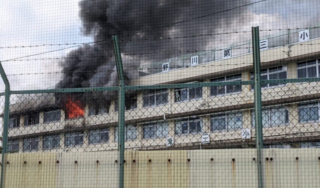 Incendiu la o școală din Tokyo. Aproape 300 de elevi și profesori au fost evacuați, mai multe persoane au fost salvate de pompieri