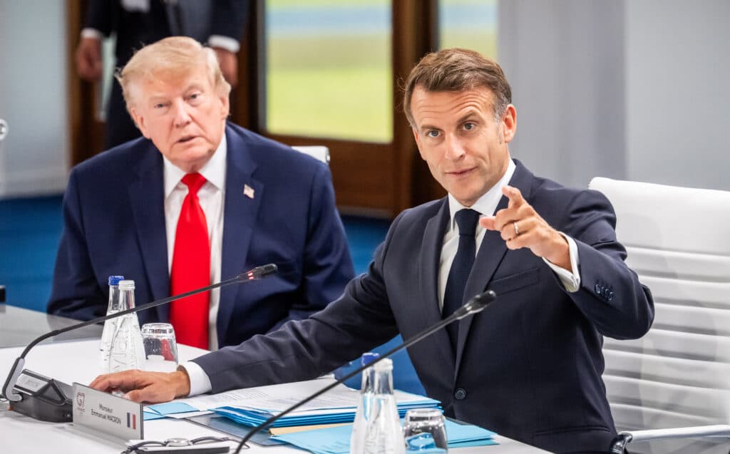 Rivalii politici, revoltați pentru că Macron l-a primit pe Trump la Versailles