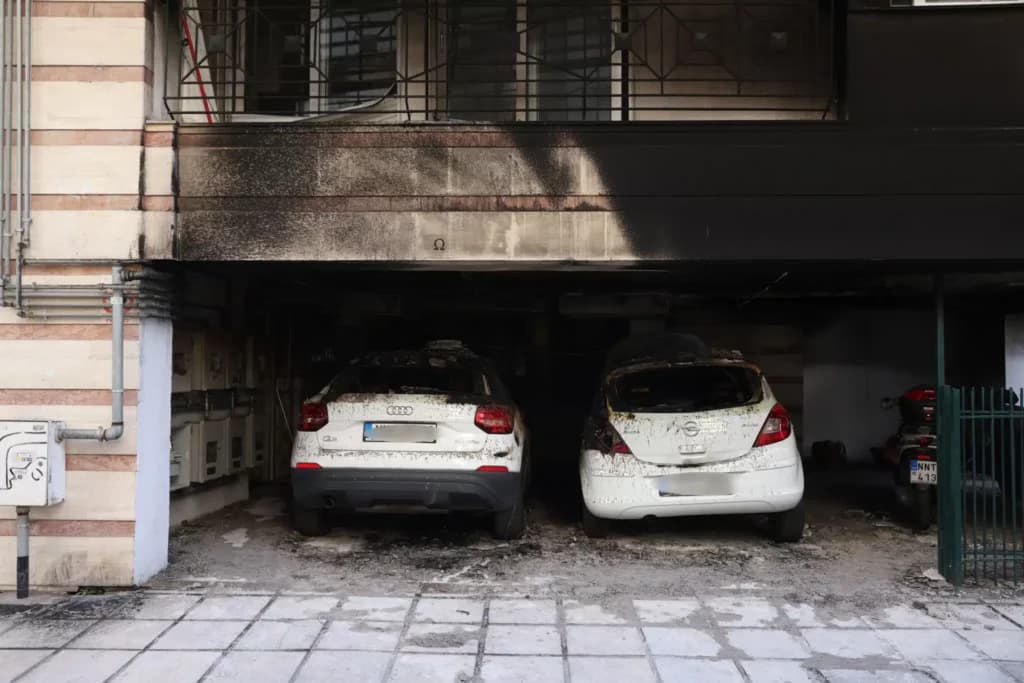 Grecia: locuințele unor oficiali guvernamentali, atacate cu bombe artizanale. 5 răniți. Premierul Mitsotakis: „Un act josnic”