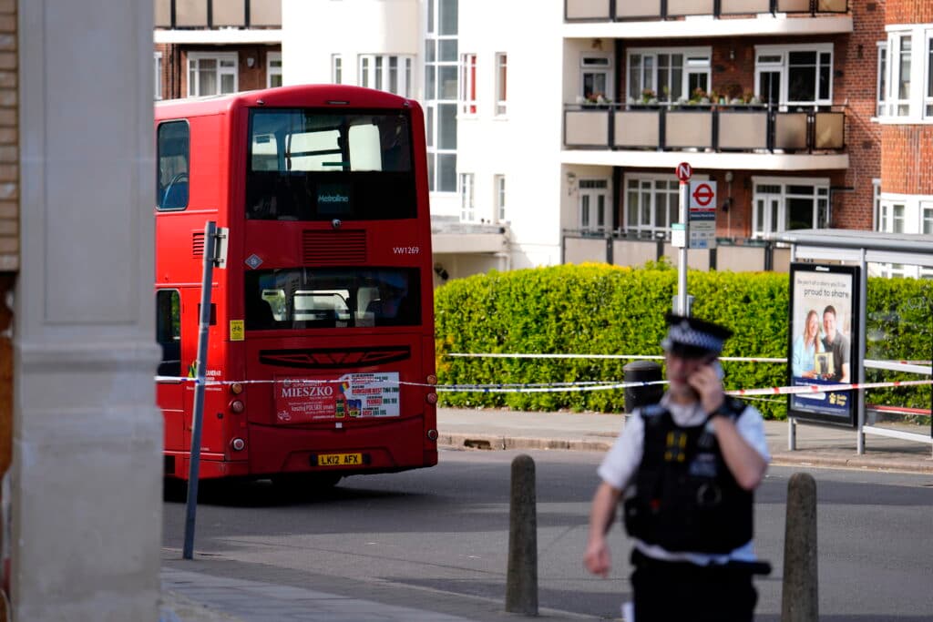Doi români sunt condamnați la închisoare pentru înjunghierea unui jurnalist la Londra