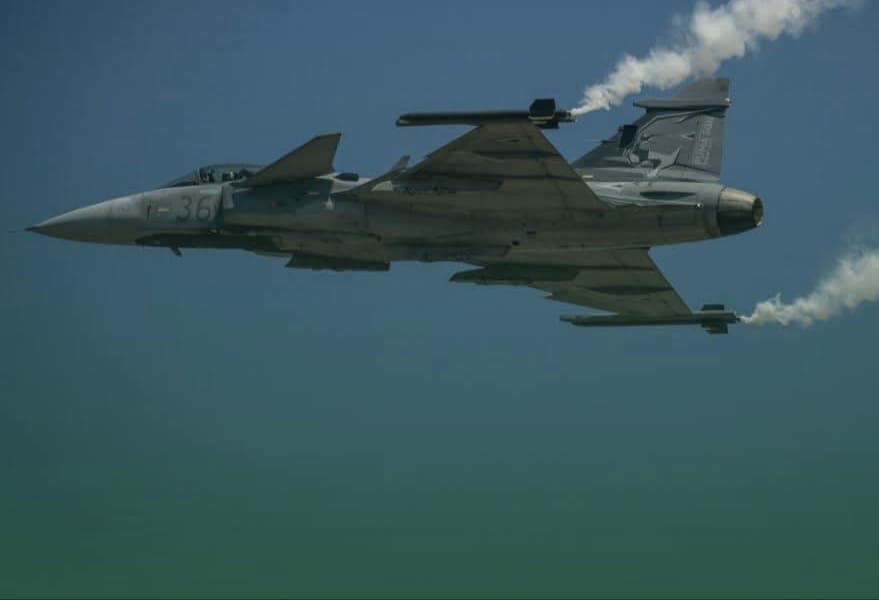Avioane de luptă ungare JAS 39 Gripen ale NATO au fost ridicate la granița cu România pentru interceptarea unui avion de linie chinez