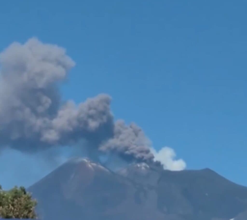 Nor de cenușă deasupra Siciliei. Aeroportul din Catania suspendă zborurile