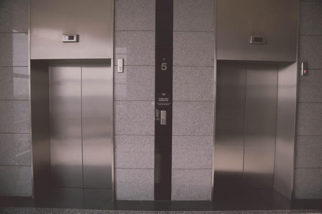 Un lift din Galați s-a prăbușit cinci etaje. Un bărbat care făcea reparații a murit