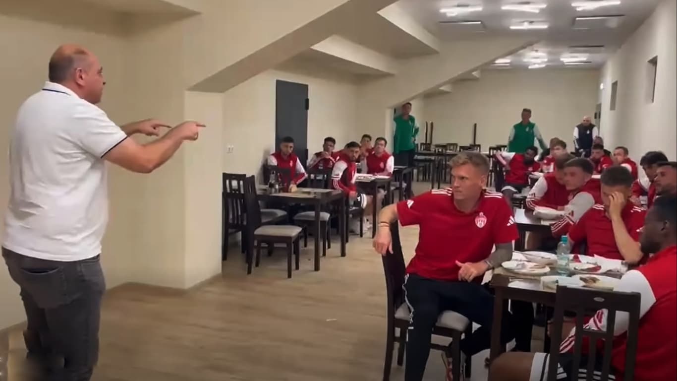 ”Poate să curgă sânge pe teren, nu e problemă!” Discursul plin de patos al lui Laszlo Dioszegi în fața jucătorilor de la Sepsi OSK, înainte de meciul care îi poate aduce întoarcerea în prima ligă. VIDEO