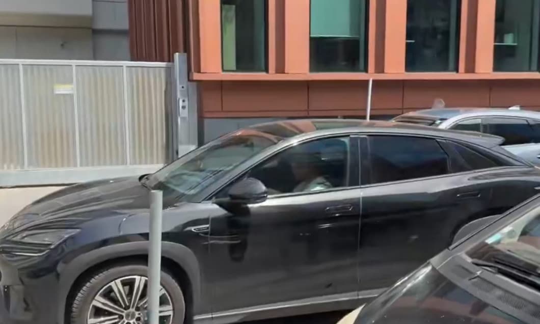 E gata! Cristi Chivu a mers să semneze contractul care îi mărește averea cu 12.000.000 de euro