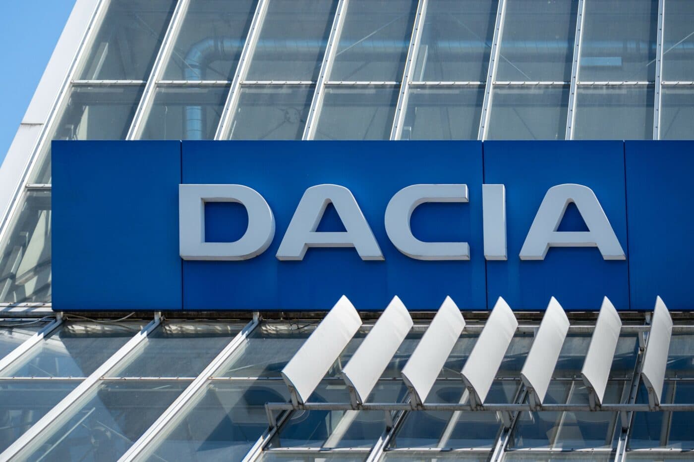 EXTRA Dacia plătește compensații de până la 40.000 de euro pentru angajații care demisionează de bunăvoie. Ce condiții trebuie să îndeplinească
