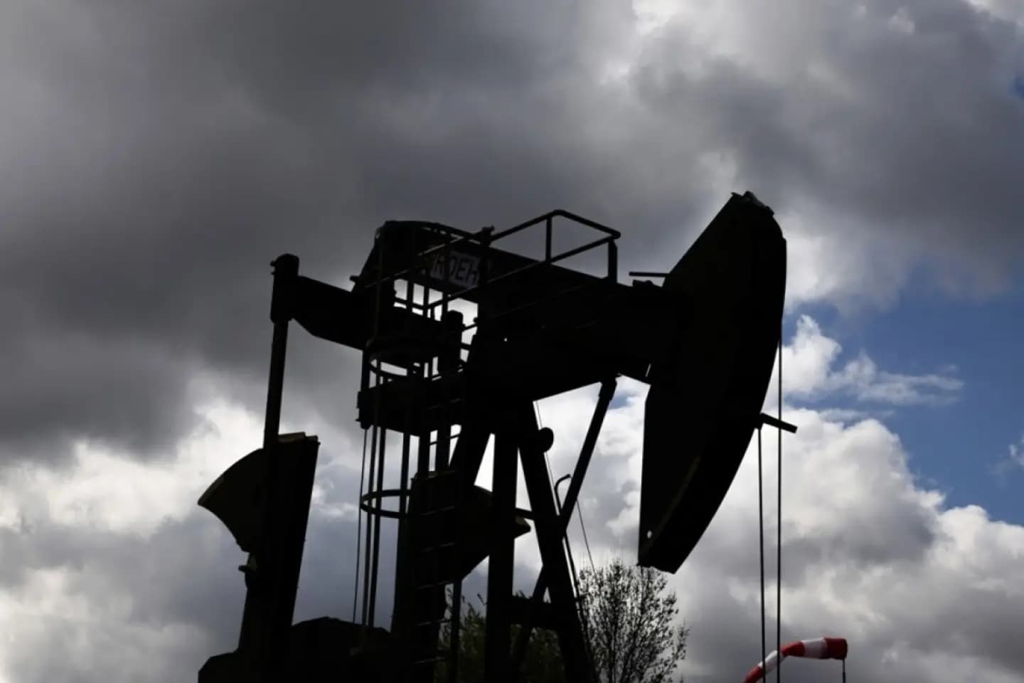 Emiratele Arabe Unite au decis să părăsească OPEC și OPEC+. Prețul țițeiului a scăzut brusc