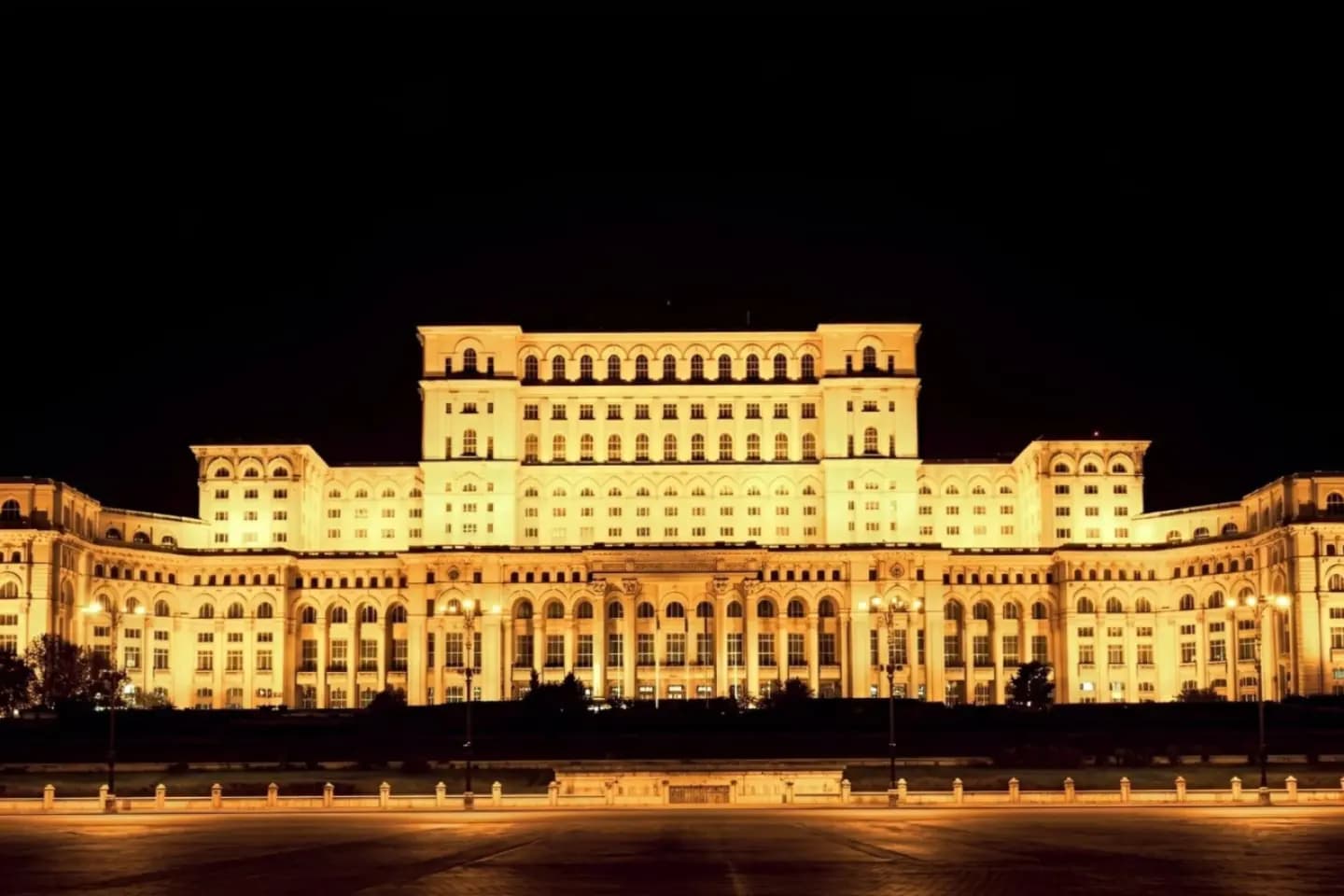 Parlamentul votează astăzi moţiunea împotriva guvernului Bolojan