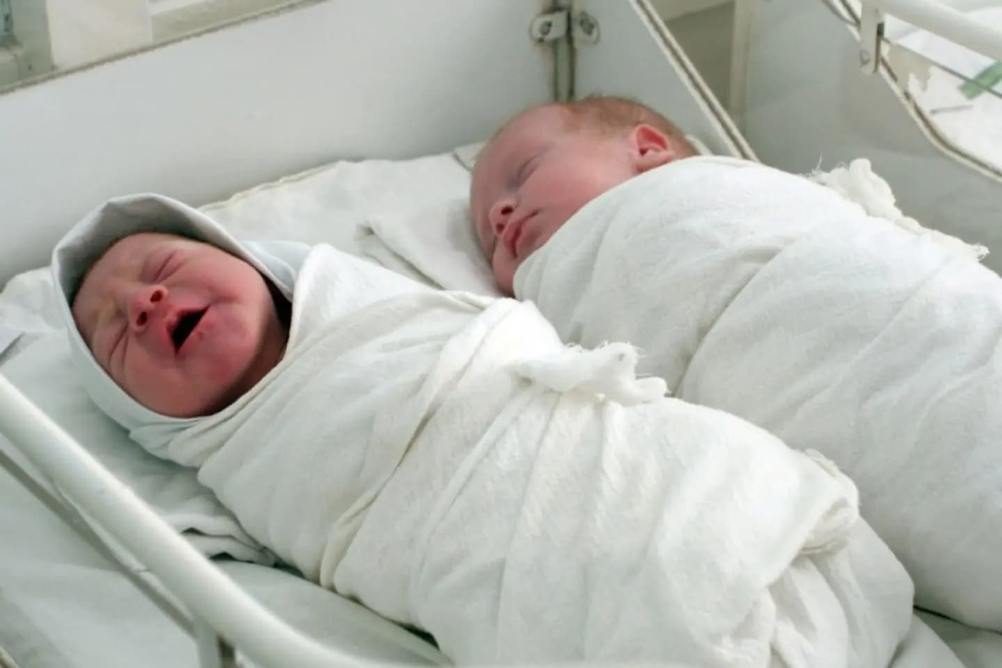 FAKE NEWS: Protocoalele medicale prevăd dislocarea intenționată a vertebrei Atlas la nou născuți