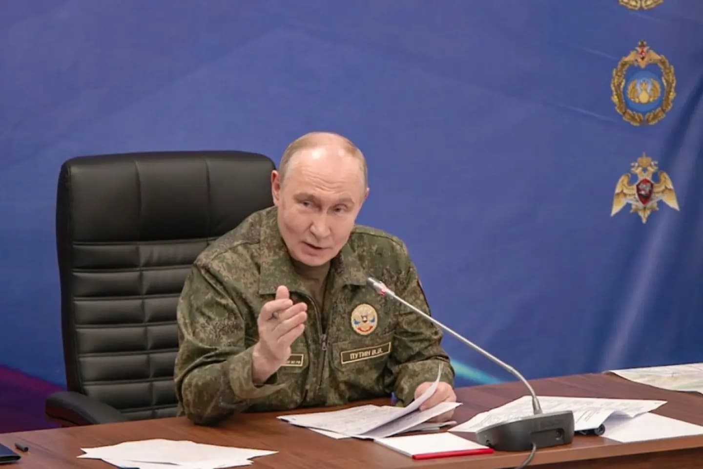 Putin crede că războiul va fi câștigat cu politica struțului și rachete anti-șopron