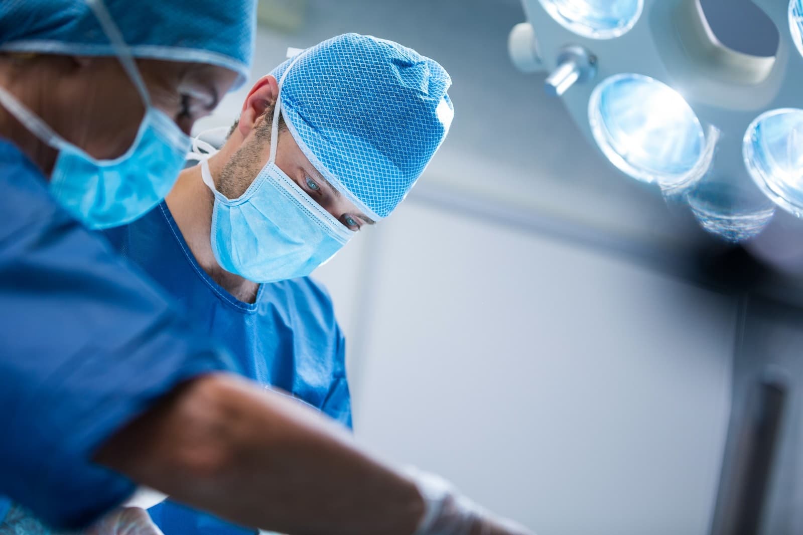O tumoră de cinci centimetri a fost extirpată de medicii ieşeni din creierul unui bărbat de 49 de ani. Medic: A fost utilizată o substanţă care a permis delimitarea tumorii de ţesutul cerebral sănătos