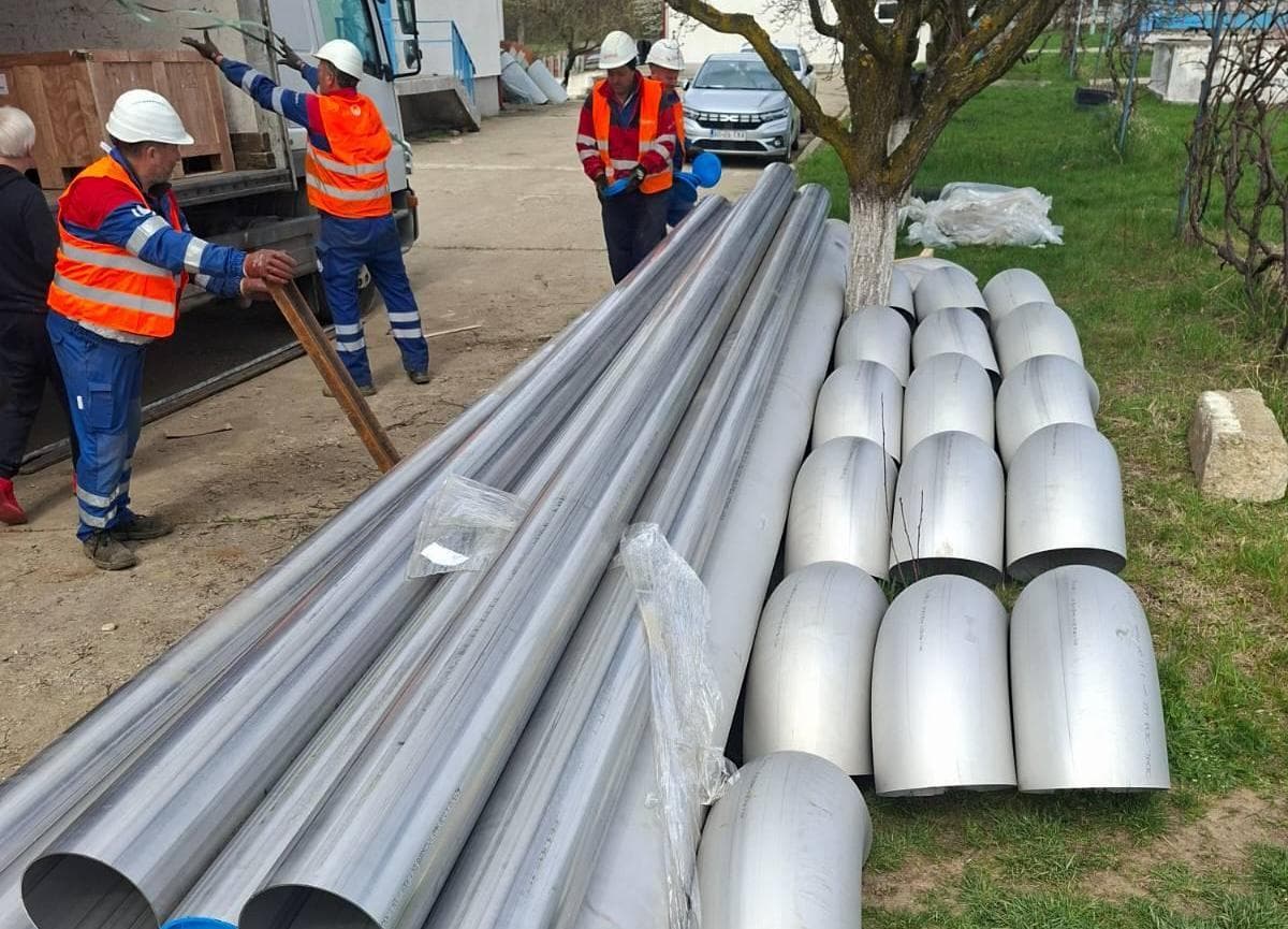 Criza apei din Curtea de Argeş - Echipele Veolia continuă lucrările de montare a unor instalaţii şi a stratului filtrant pentru reabilitarea Staţiei de Tratare a Apei Potabile/ Apa din reţea conţinea o bacterie periculoasă - FOTO