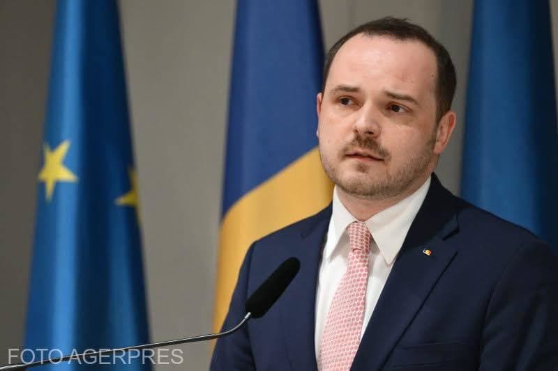 Rogobete: Au fost luate măsuri care cresc deja rata de vaccinare pe mai multe paliere / Trebuie combătută dezinformarea în zona vaccinării şi recâştigată încrederea oamenilor în acest proces