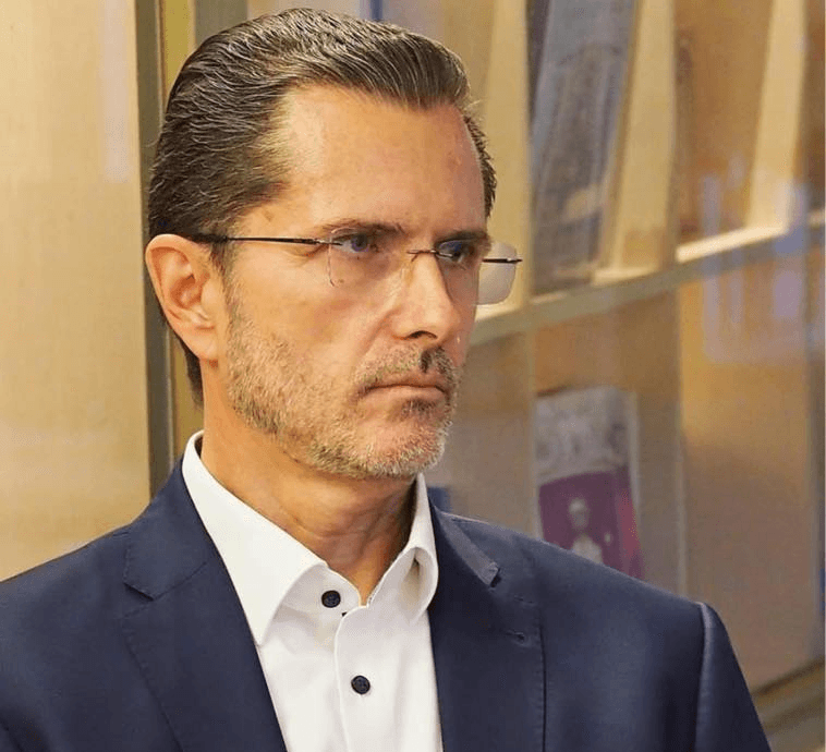 Vasile Bănescu: Paraplegia indică starea medicală cumplită a unei persoane aflată într-o imensă suferinţă. Batjocorirea acestei categorii de persoane suferinde, cu trimitere obraznică la şeful statului, indică vidul moral şi barbaria unei minţi needucate