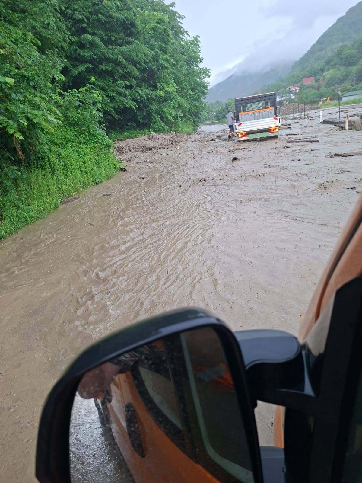 CNAIR: Traficul rutier pe DN 10, în zona localităţilor Nehoiaşu şi Colţu Pietrei, se desfăşoară cu dificultate, din cauza ploilor abundente