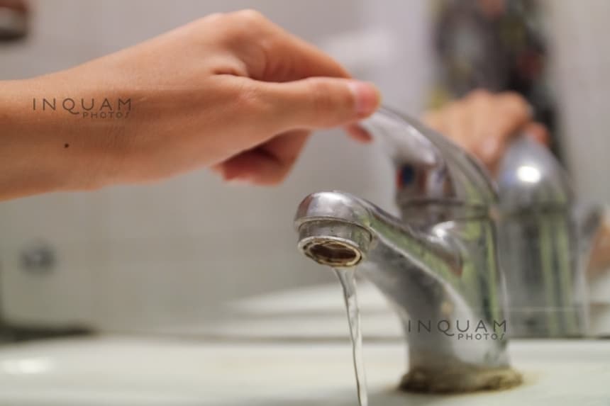 DSP Neamţ a retras autorizaţia de funcţionare a şcolii din Războieni, unde apa furnizată la grupurile sanitare nu a mai fost monitorizată din 2024, iar fosa septică nu are protecţie/ Comuna, amendată cu 10.000 de lei întrucât fântânile nu sunt îngrijite