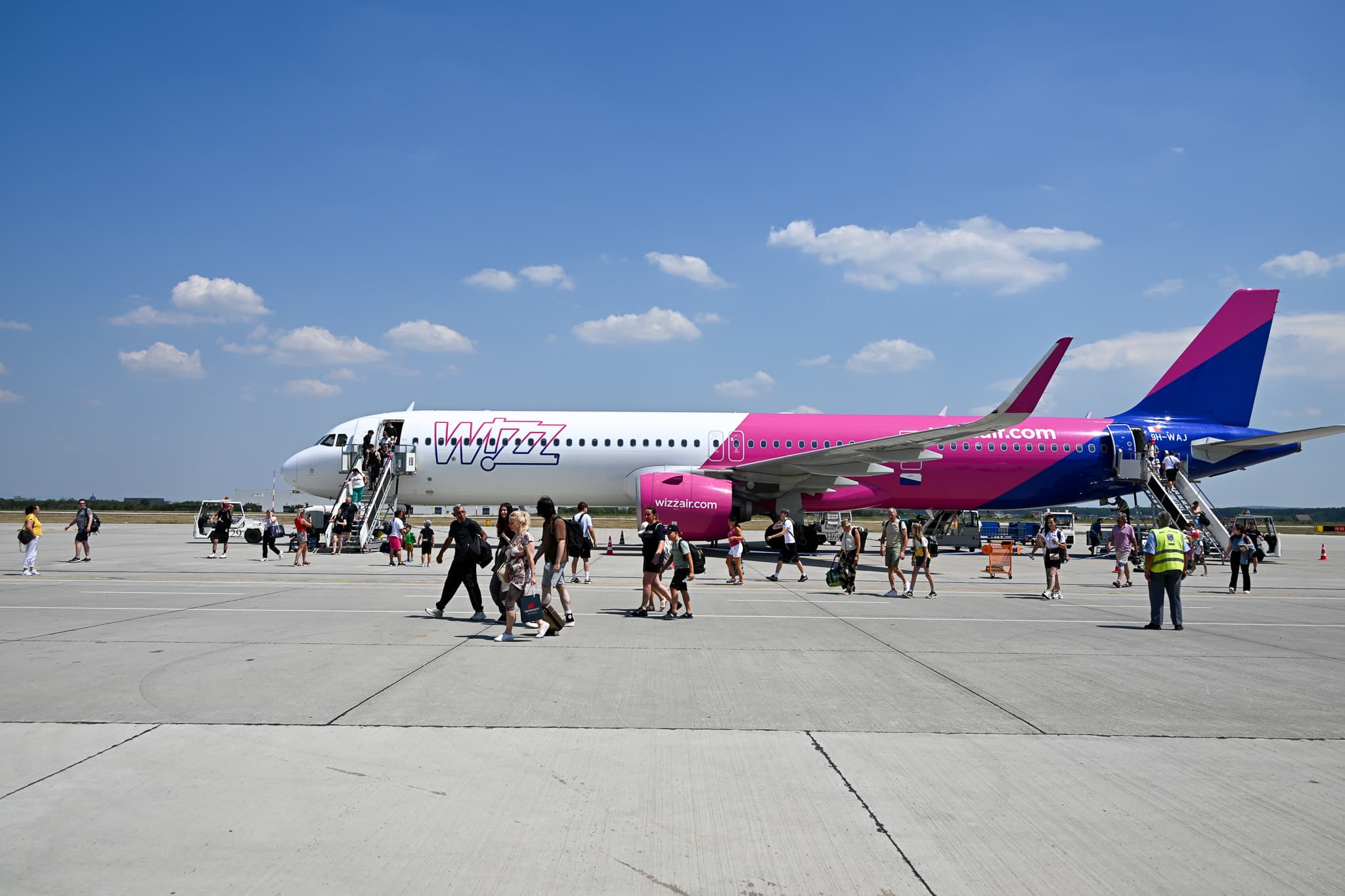 CJ Bihor: Aeroportul Oradea a inaugurat oficial conexiunile aeriene directe între oraşul Oradea şi destinaţiile Roma Fiumicino (Italia) şi Dortmund (Germania)