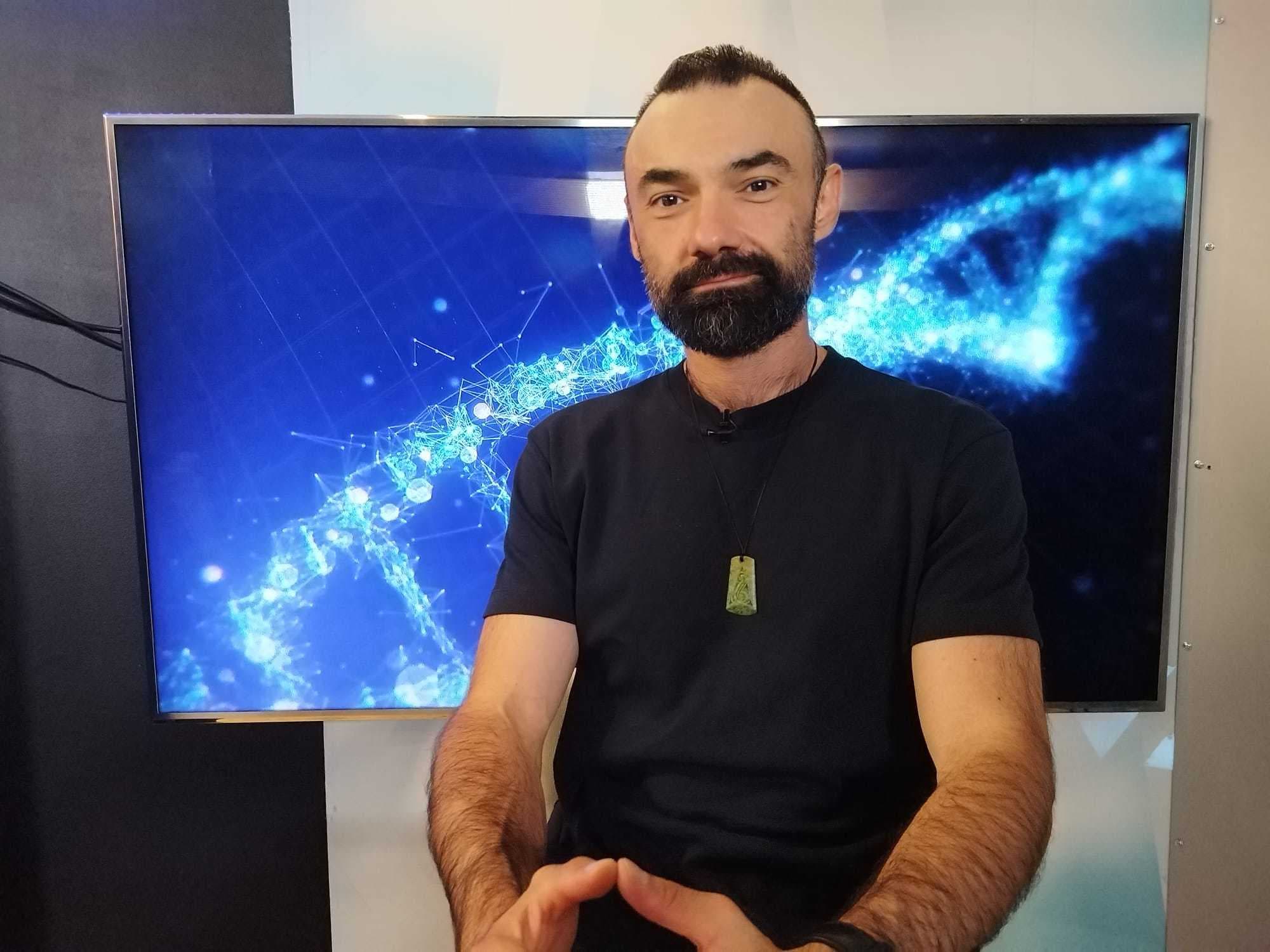 Dr. Şerban Dragosloveanu: „Rezidenţii sunt esenţiali, ei ţin greul în spitale. Cei mai mulţi rezidenţi buni care pleacă din România pleacă de la spitalele din Bucureşti. De ce? Pentru că există un feudalism care nu le permite să acceseze posturi”