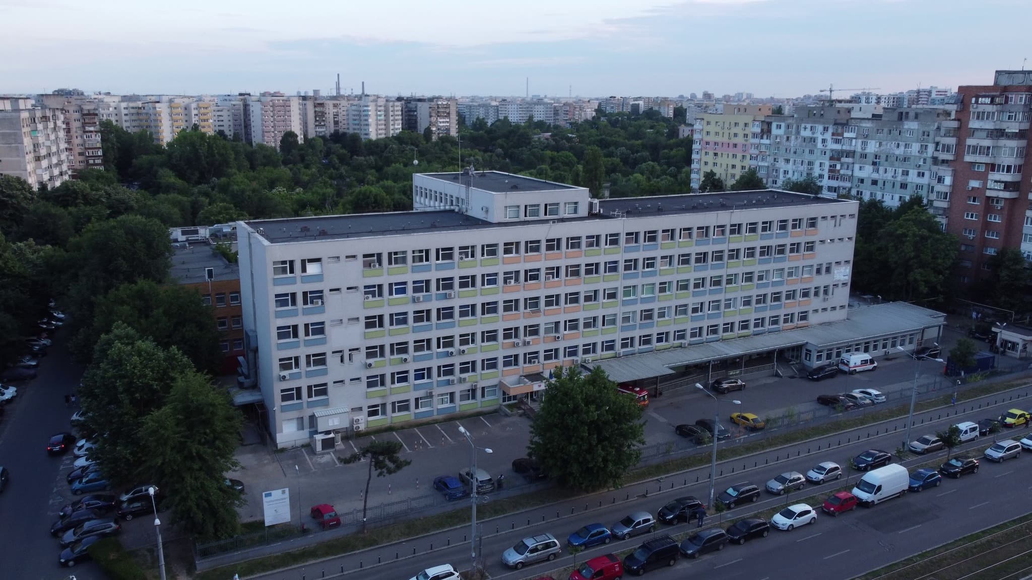 UPDATE - Defecţiune tehnică a instalaţiei de oxigen de la Spitalul Pantelimon, după ce o persoană necunoscută a escaladat gardul, a distrus compenente ale acesteia şi a sustras o ţeavă şi un robinet / Autospecială ISU cu rezerve de oxigen, trimisă