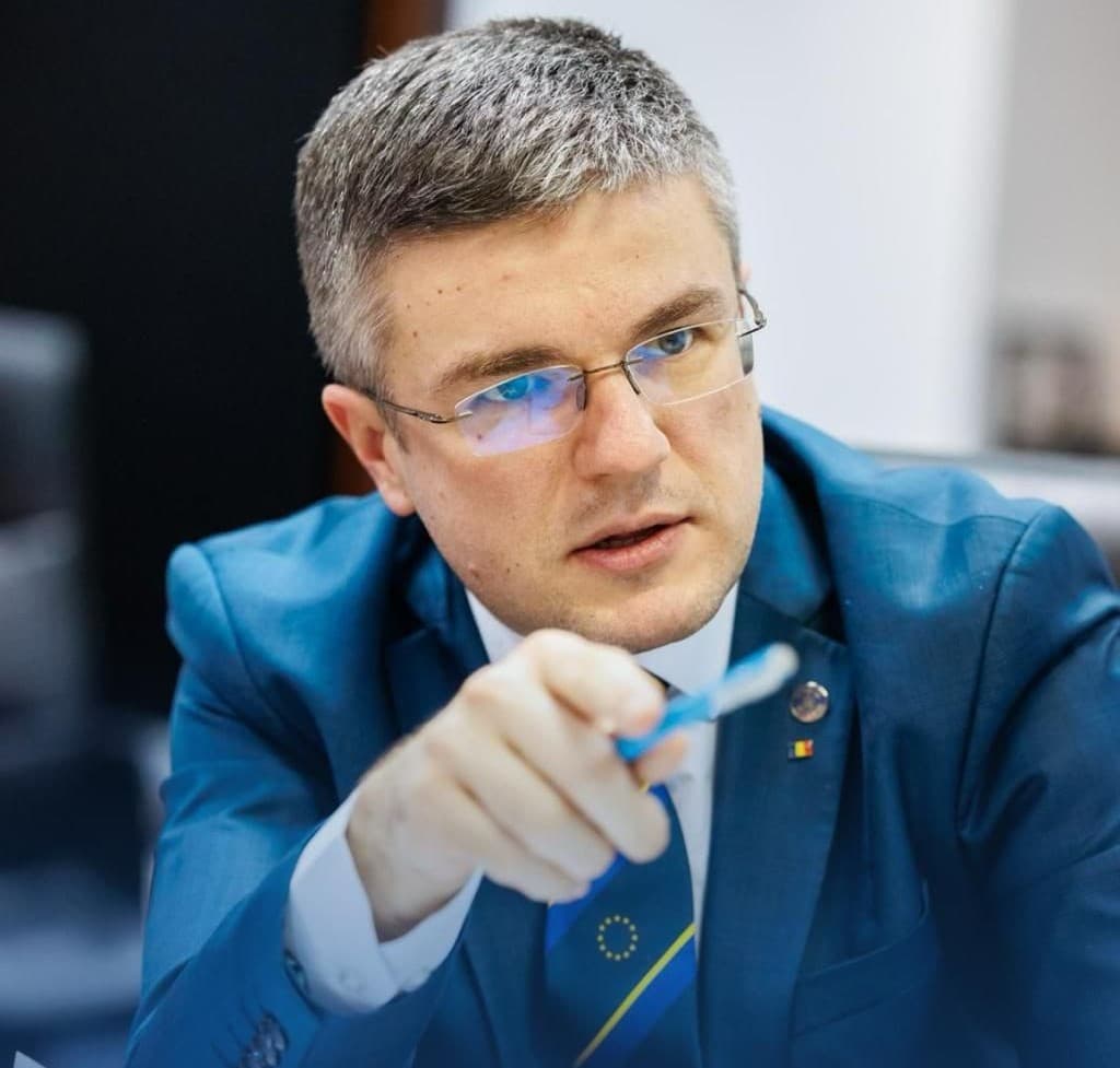 Irineu Darău: Guvernul a îmbunătăţit regulile şi cadrul legislativ astfel încât statul să îşi poată proteja mai rapid şi mai eficient capacităţile strategice din industria de apărare, când sunt în pericol să fie închise, vândute sau pierdute