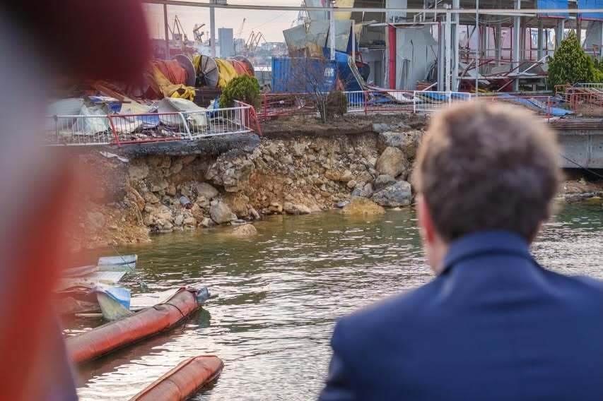 Preşedintele Nicuşor Dan a mers în dana 78 din Portul Constanţa, unde a avut loc explozia dronei: Am discutat cu specialiştii pirotehnişti care au intervenit la faţa locului