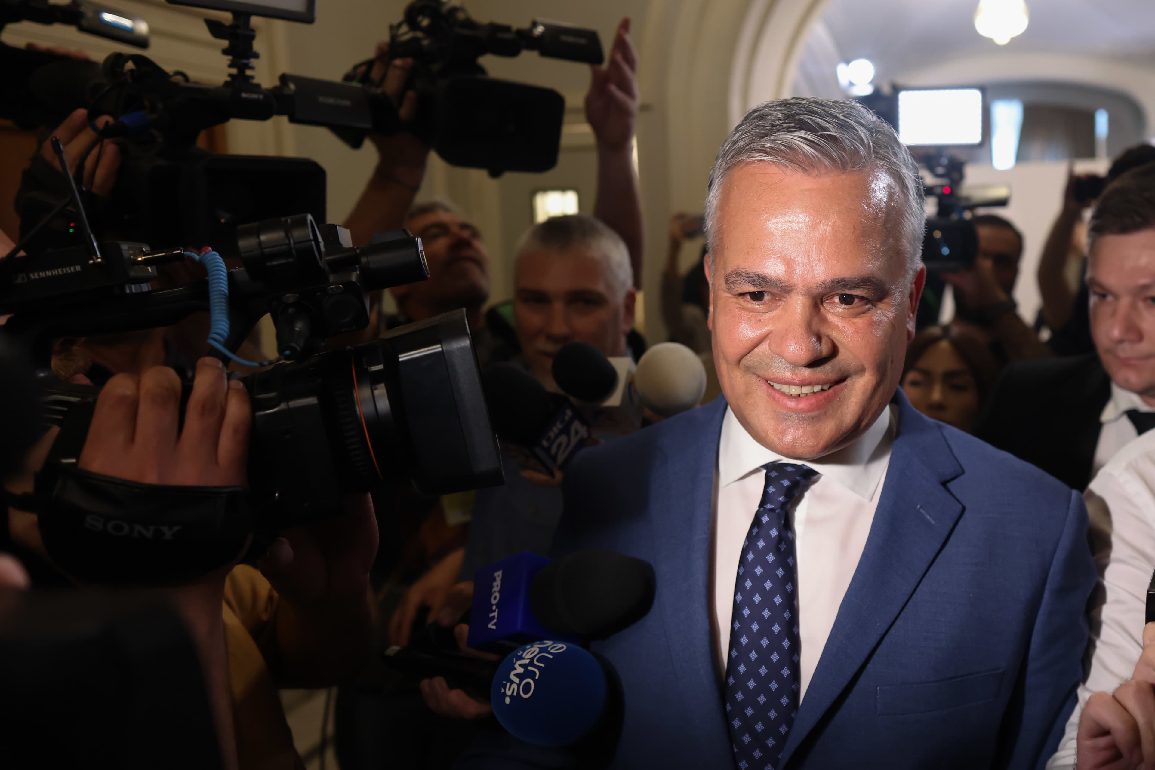 ADRIAN VEŞTEA, DESEMNAT PREMIER - Veştea: Nu îmi voi depune mandatul, voi candida pentru poziţia de premier al României şi voi face un guvern. Consider că este un act de responsabilitate