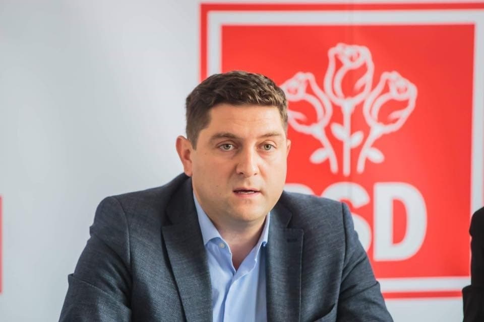 Şeful PSD Iaşi îl atacă pe liberalul Costel Alexe, preşedintele Consiliului Judeţean: A făcut de ruşine Iaşiul cu tabla cerută ca şpagă, iar acum Costel Alexe vorbeşte despre principii şi despre buna guvernare