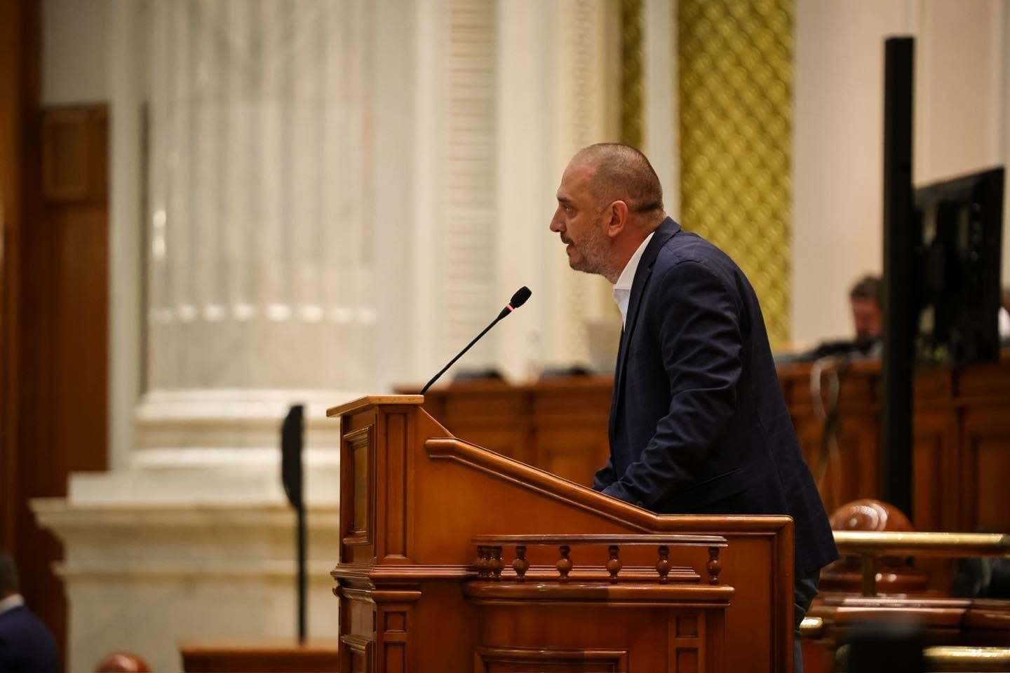 Vicepreşedinte USR: Această mascaradă trebuie oprită. Guvernul Veştea nu are susţinere/ Guvernul baronilor nu se poticneşte în politici sau proiecte, ci în marea împărţeală - cine controlează proiectele pe energie, ce gaşcă controlează drumarii
