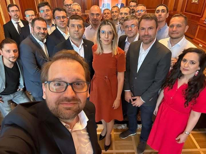 Dominic Fritz, în fotografie alături de colegii din partid, în aşteptarea sentinţei: Ce zi de coincidenţe. Orice se întâmplă, noi rămânem în picioare, nu ne lăsăm intimidaţi şi ne vom lupta în continuare pentru un stat corect şi funcţional