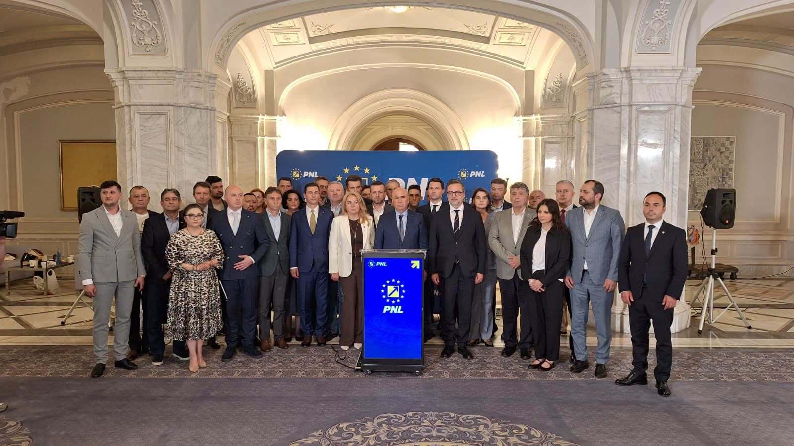 CONGRES EXTRAORDINAR AL PNL - Bolojan, singurul candidat la şefia partidului, după ce Veştea s-a răzgândit în privinţa candidaturii/ Din echipa lui Bolojan fac parte Oana Gheorghiu şi Dragoş Pîslaru, proaspăt înscrişi în PNL/ Modificări la Statut