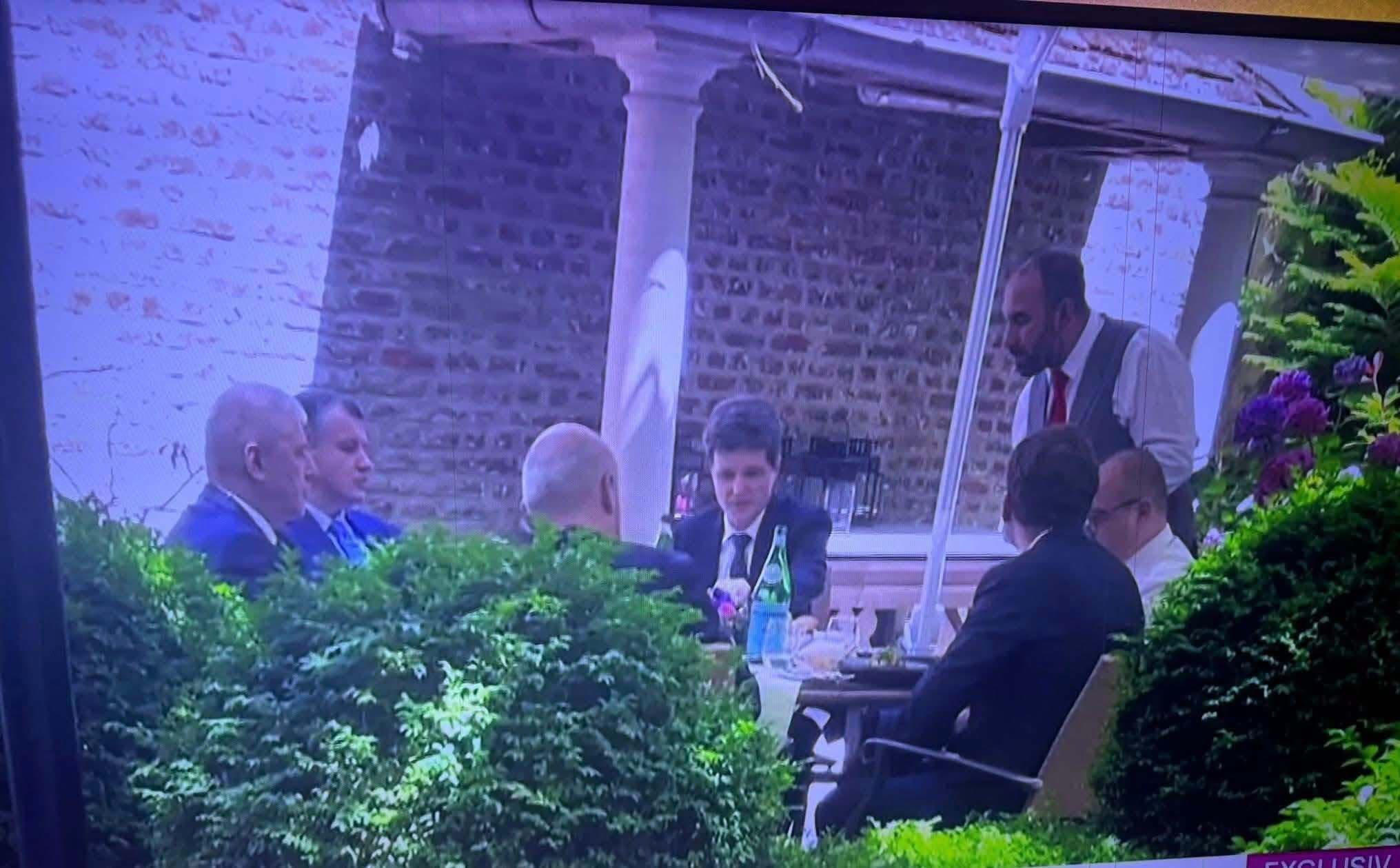 Preşedintele Nicuşor Dan, fotografiat la restaurant cu Rareş Bogdan, Victor Negrescu, Eugen Tomac, şeful SPP şi Valentin Naumescu