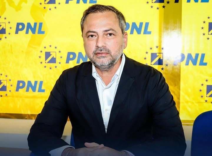 Motreanu prezintă un scenariu în care preşedintele ar numi premier pe primarul Constantin Toma, pe modelul Veştea / Replica lui Claudiu Manda: Dane, lasă scenariile! Realitatea este că nu vreţi să plecaţi de la guvernare nici cu apă fiartă
