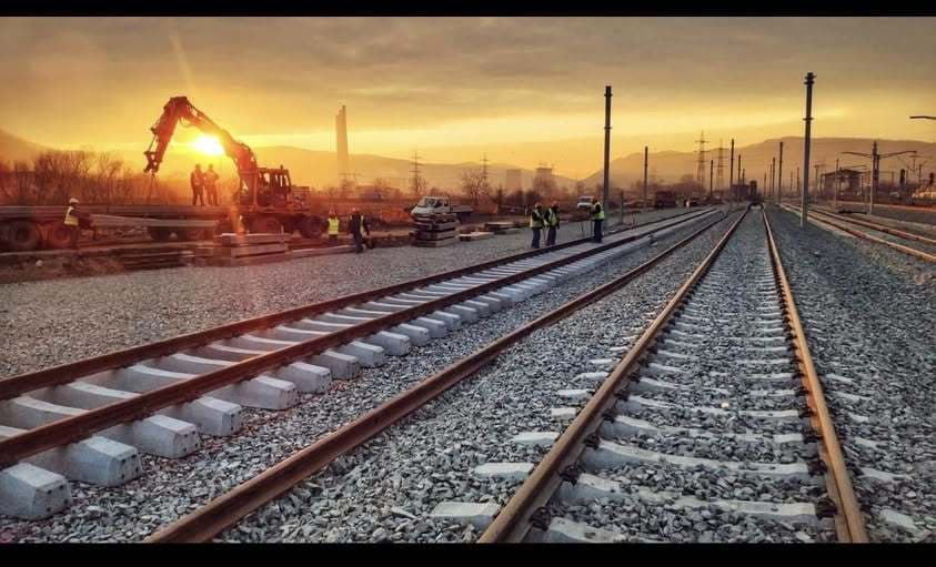 Circulaţie feroviară întreruptă între Braşov şi Sighişoara, din cauza unei şine rupte. Trei trenuri sunt oprite în staţii