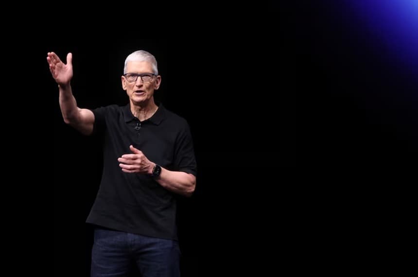 BREAKING. Sfârşitul unei ere: După 15 ani la conducerea companiei, Tim Cook se va retrage din funcţia de director executiv al Apple la începutul lunii septembrie, urmând să fie înlocuit de şeful diviziei hardware, John Ternus