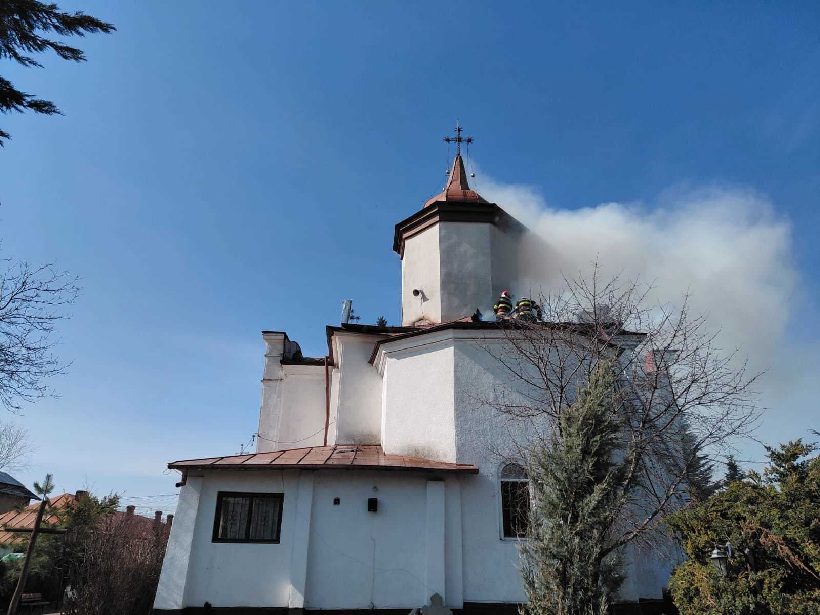 UPDATE - Prahova - Incendiu puternic la o biserică monument istoric. 120 de persoane s-au autoevacuat / Restricţii de trafic pe DN1, pe sensul Bucureşti - Ploieşti, din cauza incendiului / Precizările Ministerului Culturii - FOTO, VIDEO
