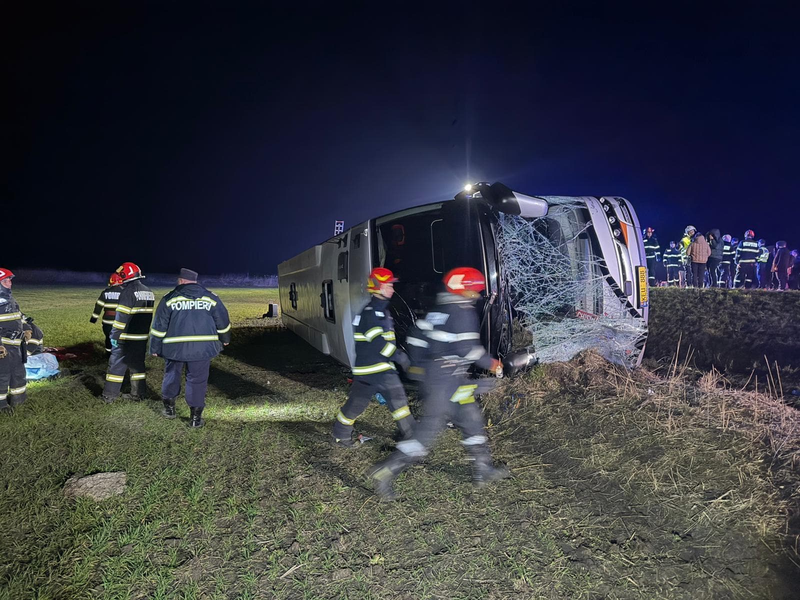 UPDATE - Galaţi - Un autocar înmatriculat în R. Moldova s-a răsturnat în afara părţii carosabile. A fost activat Planul roşu de intervenţie / Un pasager a murit şi alţi 15 au fost răniţi - FOTO