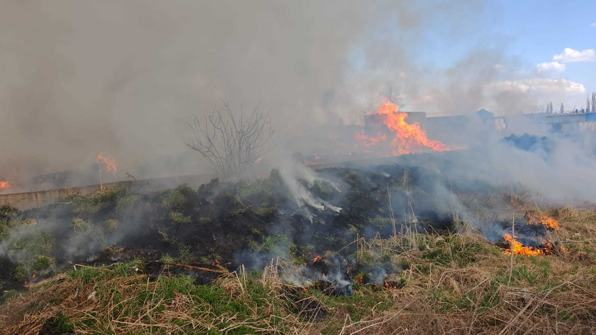Mureş: Pompierii acţionează, de peste două zile, pentru stingerea unui incendiu care a cuprins patru tone de deşeuri, în oraşul Luduş - FOTO