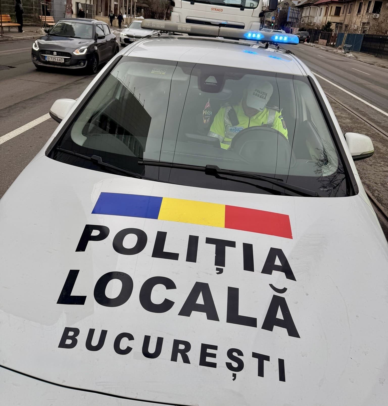 Poliţia Locală Bucureşti, distribuind imagini cu doi şoferi care s-au bătut la Piaţa Rosetti: Lăsaţi orgoliul la o parte, câteva secunde de furie va pot costa mult mai mult decât un minut pierdut în trafic - VIDEO