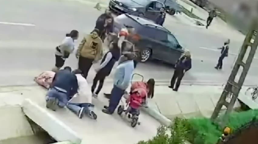 Grav accident în judeţul Bacău – Un copil de 4 ani a fugit de lângă mama sa pe şosea, fiind surprins de o maşină / Un poliţist şi o studentă la Medicină au efectuat manevre de resuscitare până la sosirea Ambulanţei, salvând viaţa copilului – VIDEO