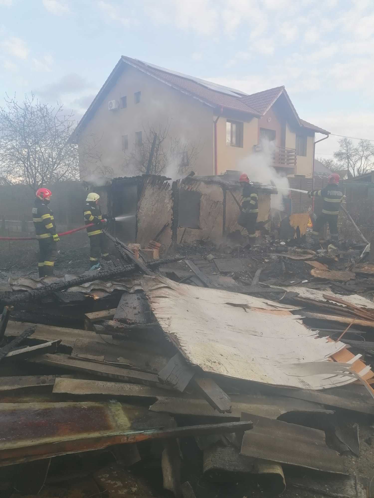 Bărbat, transportat la spital cu arsuri în urma unui incendiu izbucnit într-o gospodărie din Cluj-Napoca