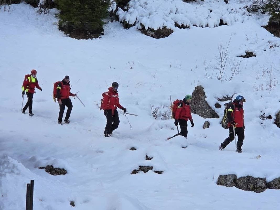 UPDATE - Turist blocat pe traseul Take Ionescu – Mălăieşti din cauza avalanşelor scurse recent în zonă / Traseul pe care s-a aventurat este închis publicului / Turistul, coborât în siguranţă