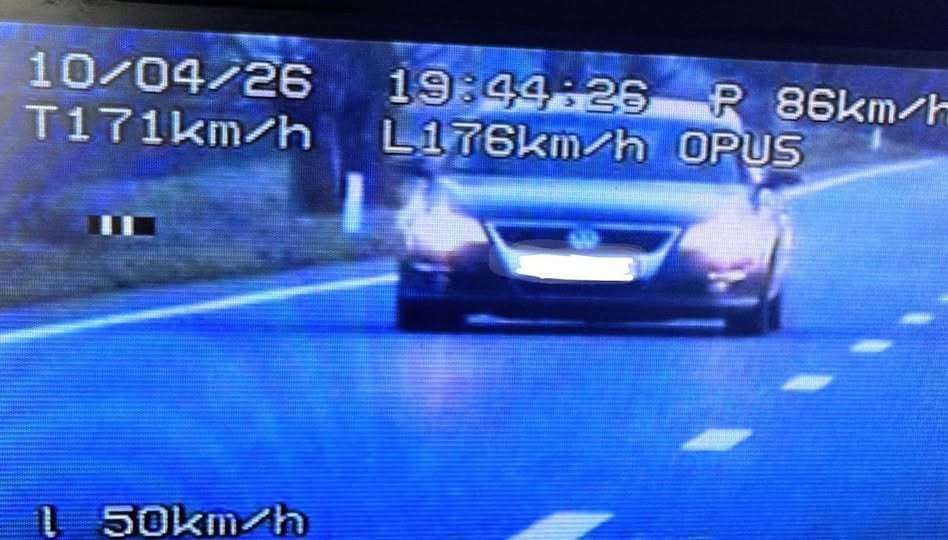 Constanţa: O şoferiţă a fost înregistrată în timp ce circula cu 176 km/h pe DN 38 / Ea a explicat poliţiştilor că se grăbea deoarece i se ardeau cozonacii în cuptor / A rămas fără permis pentru patru luni
