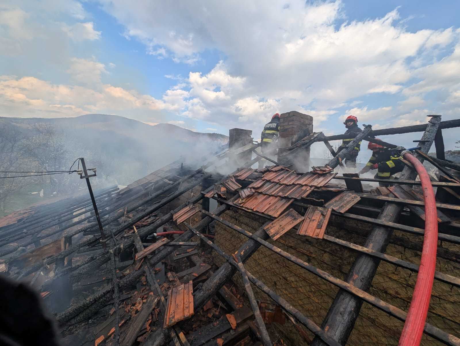 Buzău - Incendiu puternic la o locuinţă din Nehoiu/ Proprietarul, în vârstă de 92 de ani, salvat în ultimul moment şi dus de urgenţă la spital